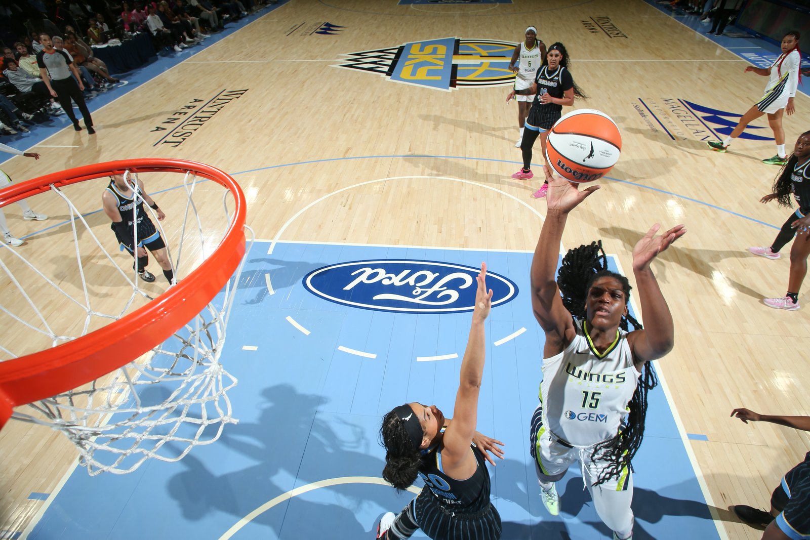 Chennedy Carter scores 11 of her 28 in the first quarter as Sky cruise to win over Wings
