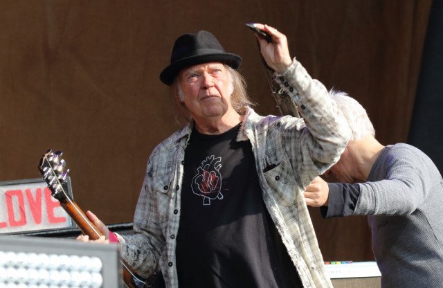 Neil Young to play free concert in Ukraine (Entertainment)