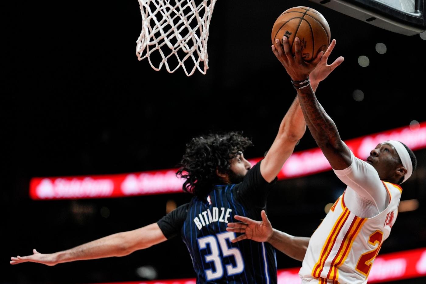 Keaton Wallace logra su primer triple-doble en victoria de Hawks 117-105 sobre Magic