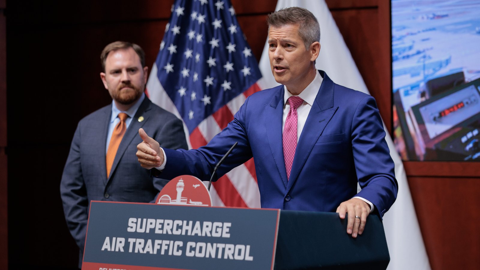 FAA unveils financial incentives to address air traffic controller shortage