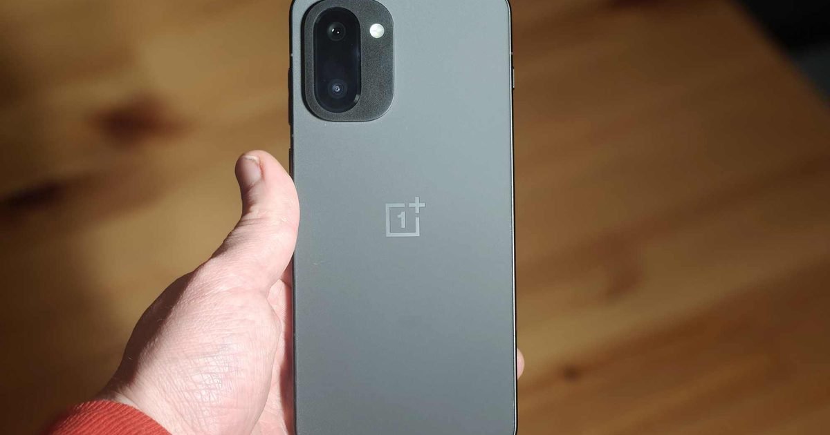 OnePlus’ upcoming battery monster phone shows its face, and its looks awfully familiar