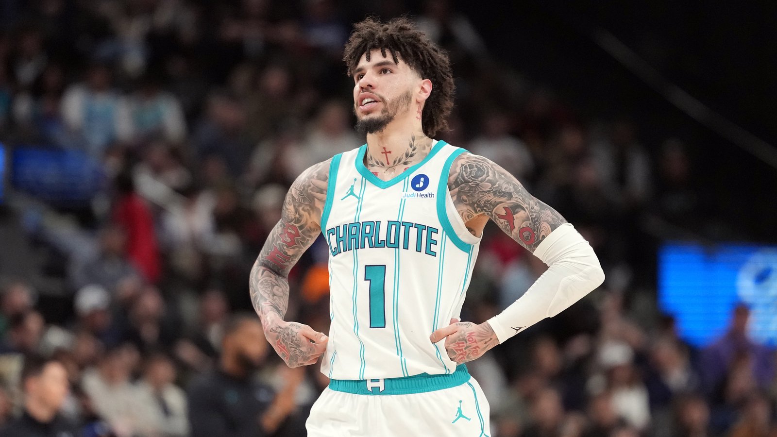 Hornets' LaMelo Ball not injured after 2-car crash in Charlotte, AP source says