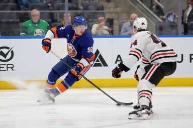 Islanders’ Simon Holmstrom talks promotion to 1st line with season teetering on brink | EXCLUSIVE
