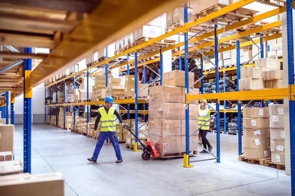 Research: Warehouse workers do best when they switch between co-bots
