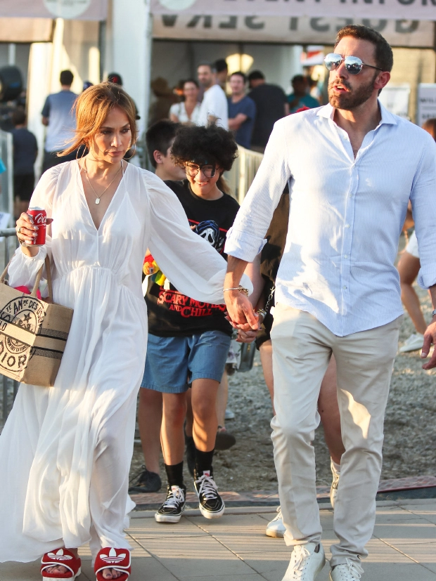 Jennifer Lopez and Ben Affleck Take Emme, 14, Cowboy Hat Shopping Before Halloween 2 ben affleck jennifer lopez mega