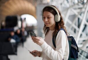 62208 128926 Person Wearing Headphones xl