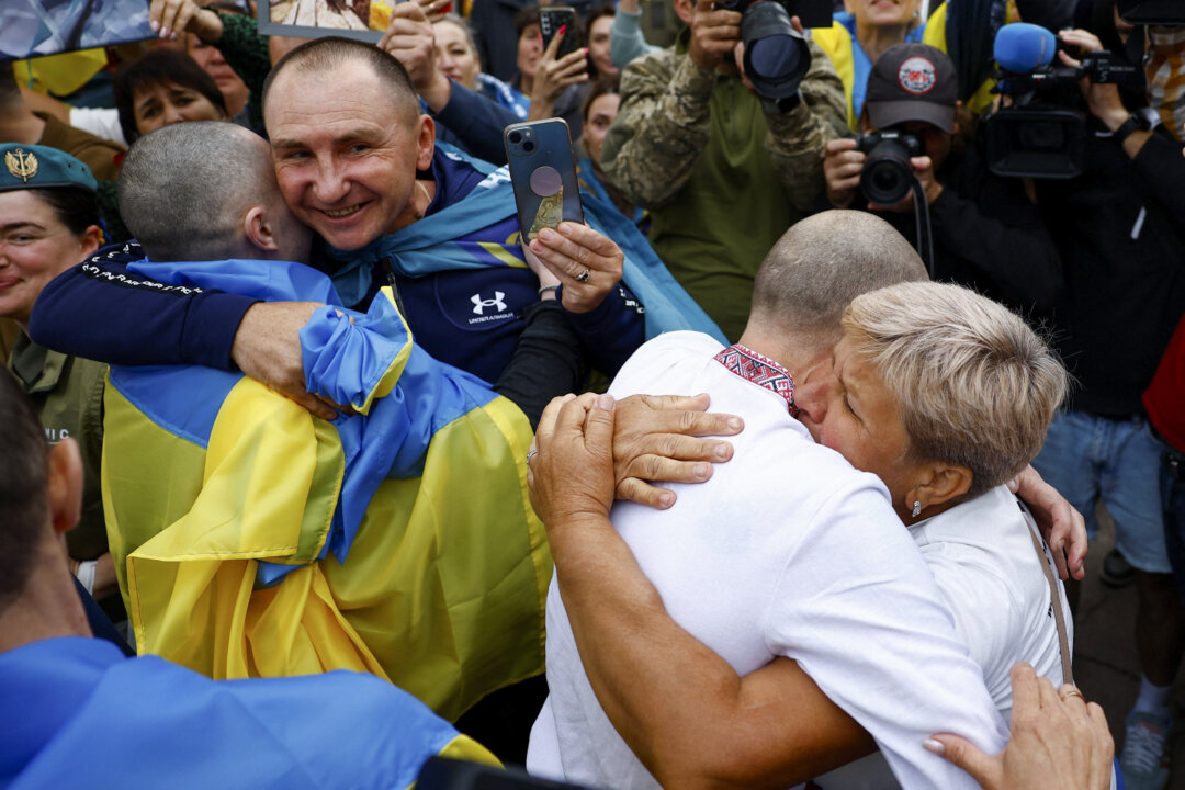 id5905471 UKRAINE CRISIS POW SWAPKO