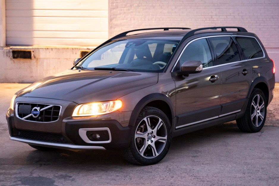 2012 Volvo XC70 Platinum T6 AWD at No Reserve