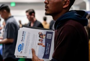 108109106 1740756333280 gettyimages 2201785663 US JOB FAIR